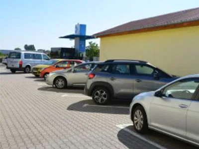 Flughafen-Parkplatz von Schlau Parken (Shuttle-Service) | Freifläche