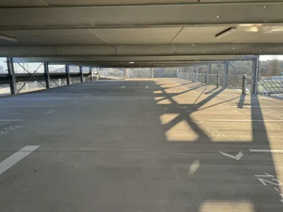 Flughafen-Parkplatz von Park & Fly PRO (Shuttle-Service) | Parkhaus